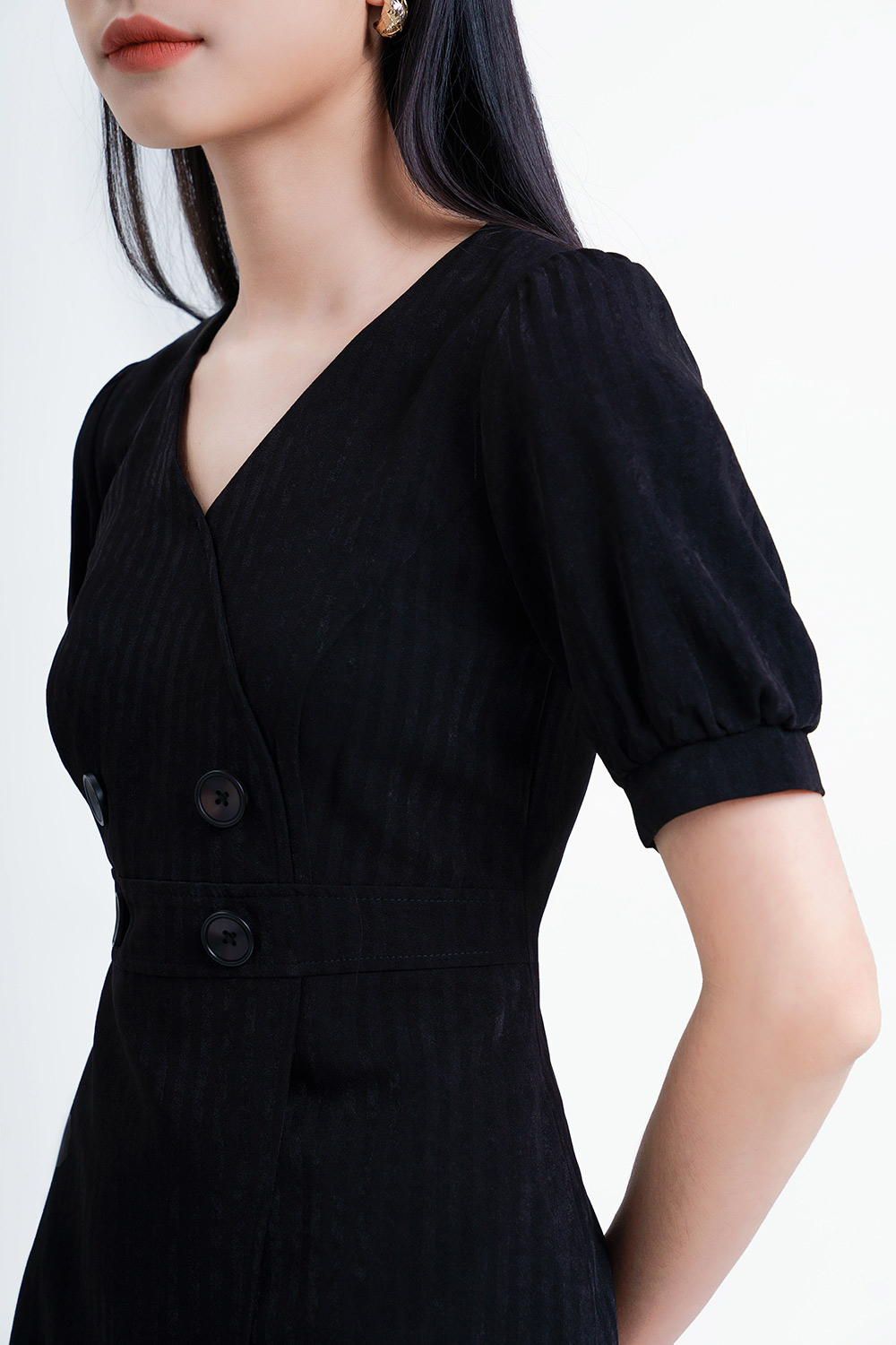 Đầm đen chữ A tùng đắp chéo phối nút 