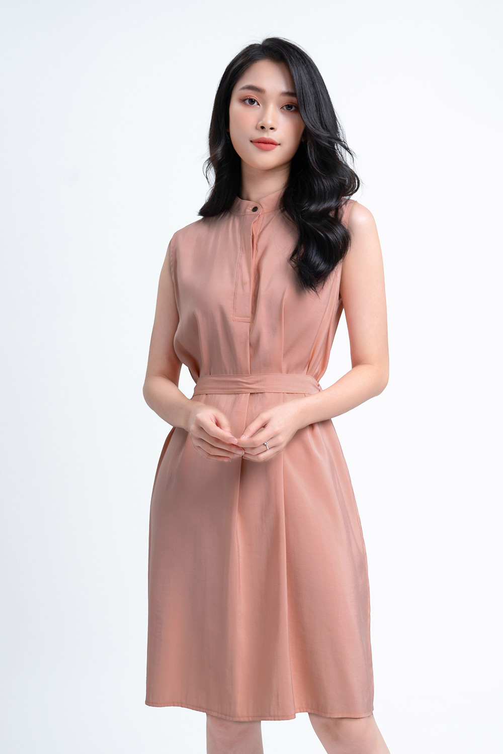 Đầm suông sát nách cổ trụ