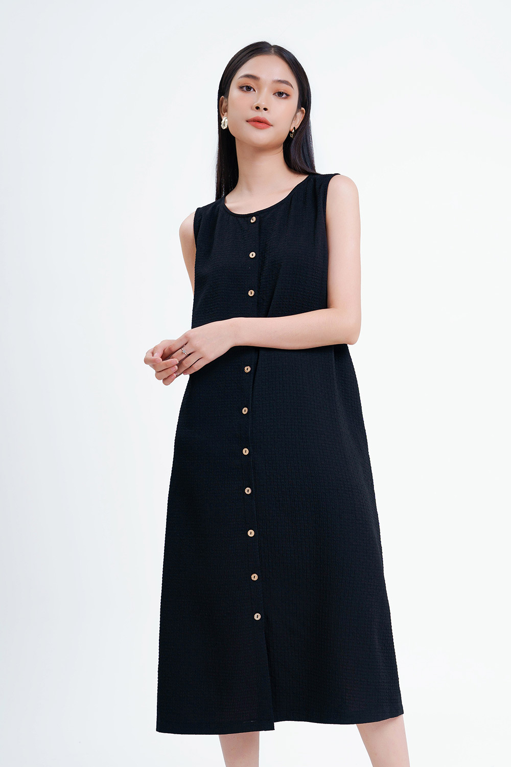 Đầm đen suông sát nách phối nút 