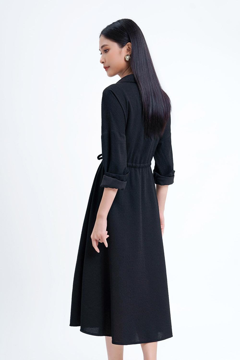 Đầm đen dáng xòe cổ sơ mi nhấn eo 