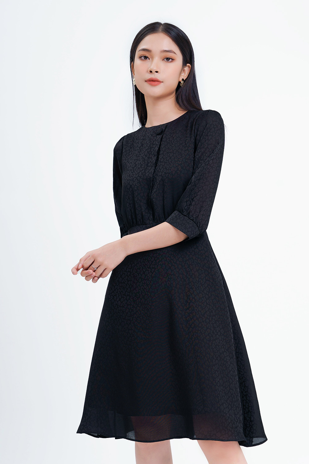 Đầm đen dáng xòe tay lỡ 