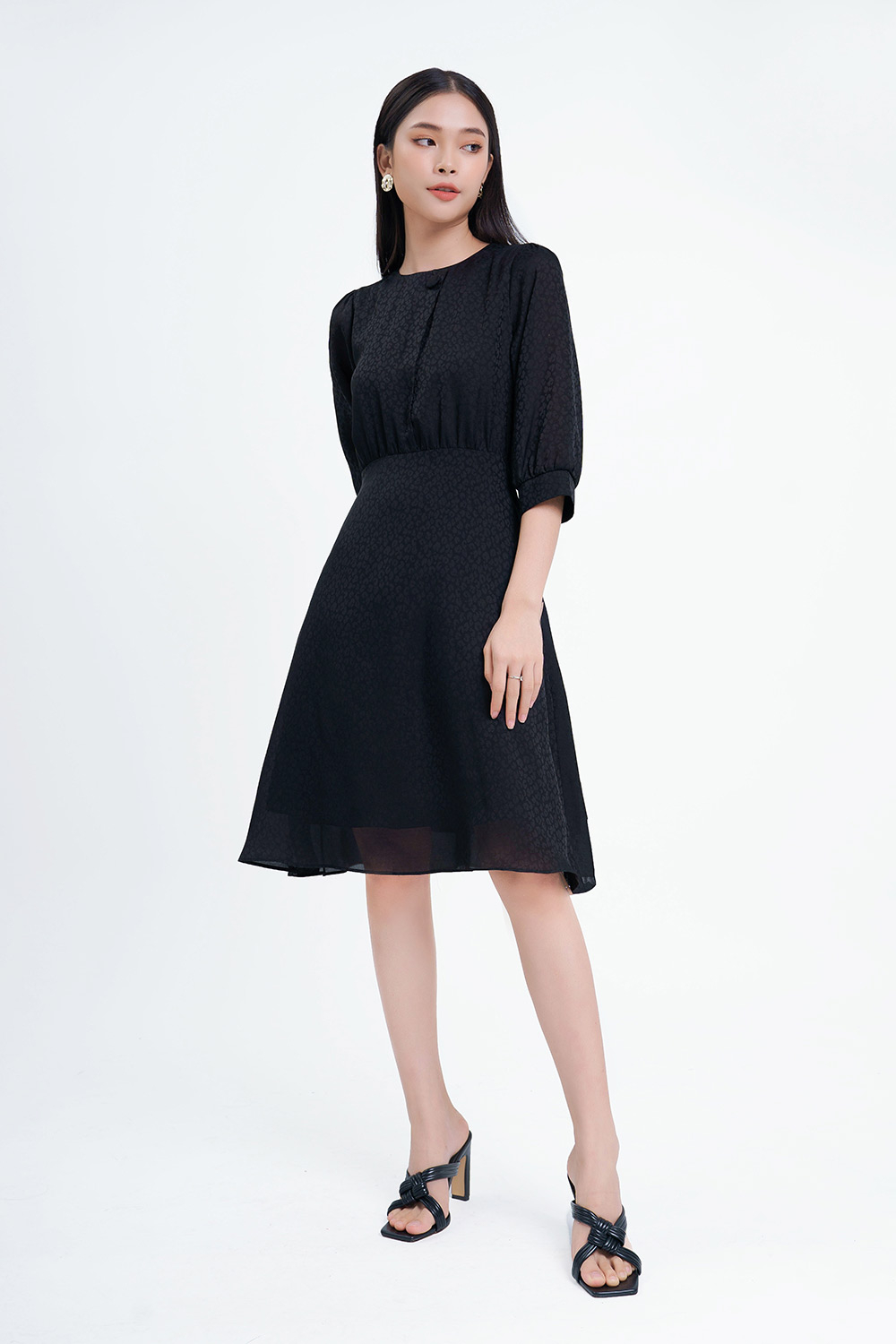 Đầm đen dáng xòe tay lỡ 