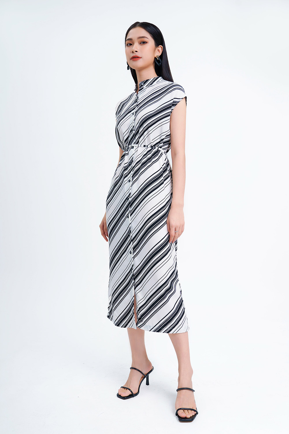 Đầm sơ mi dáng dài họa tiết kẻ 