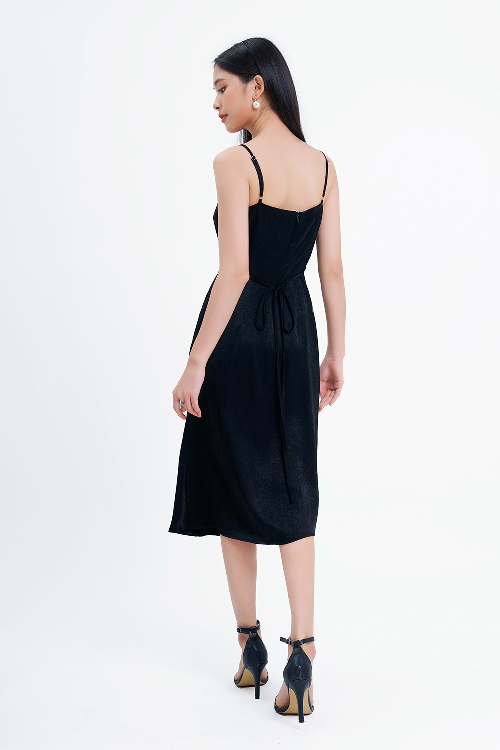 Đầm đen hai dây cổ đổ phối nơ eo 