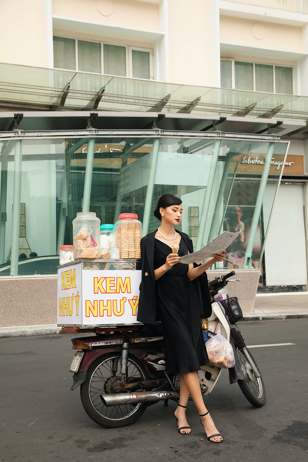 Đầm đen hai dây cổ đổ phối nơ eo 