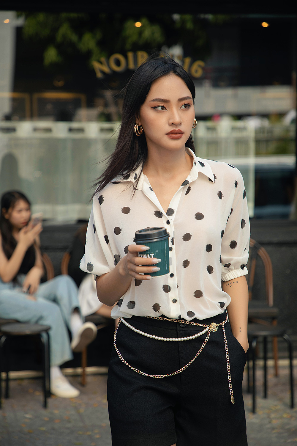 Áo sơ mi trắng chấm bi đen