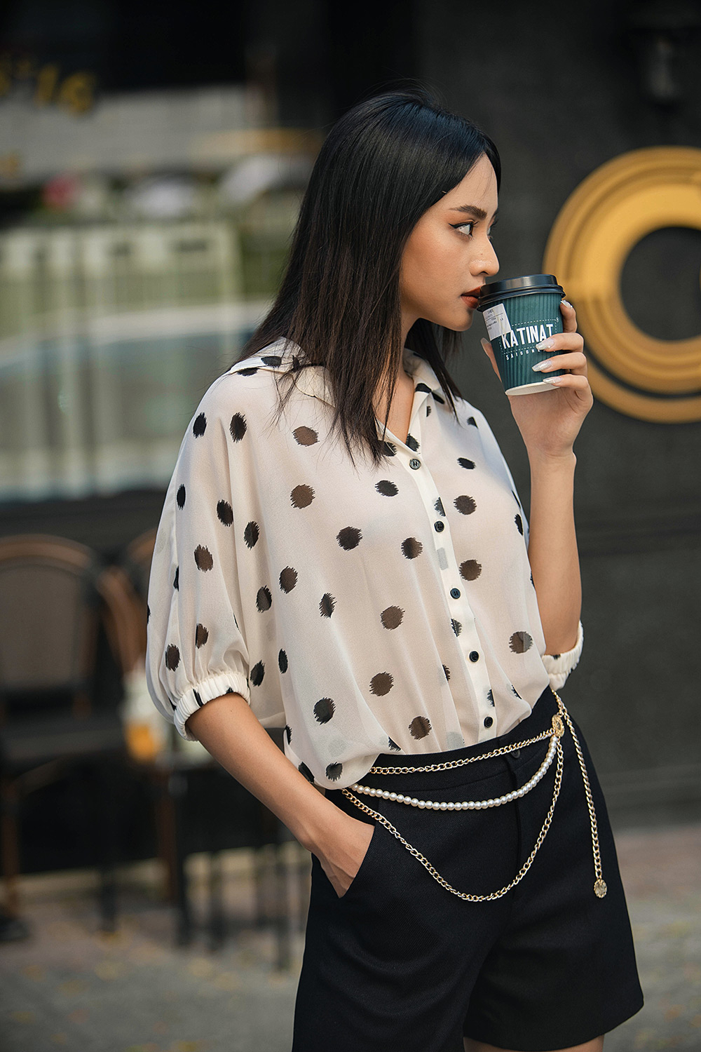 Áo sơ mi trắng chấm bi đen