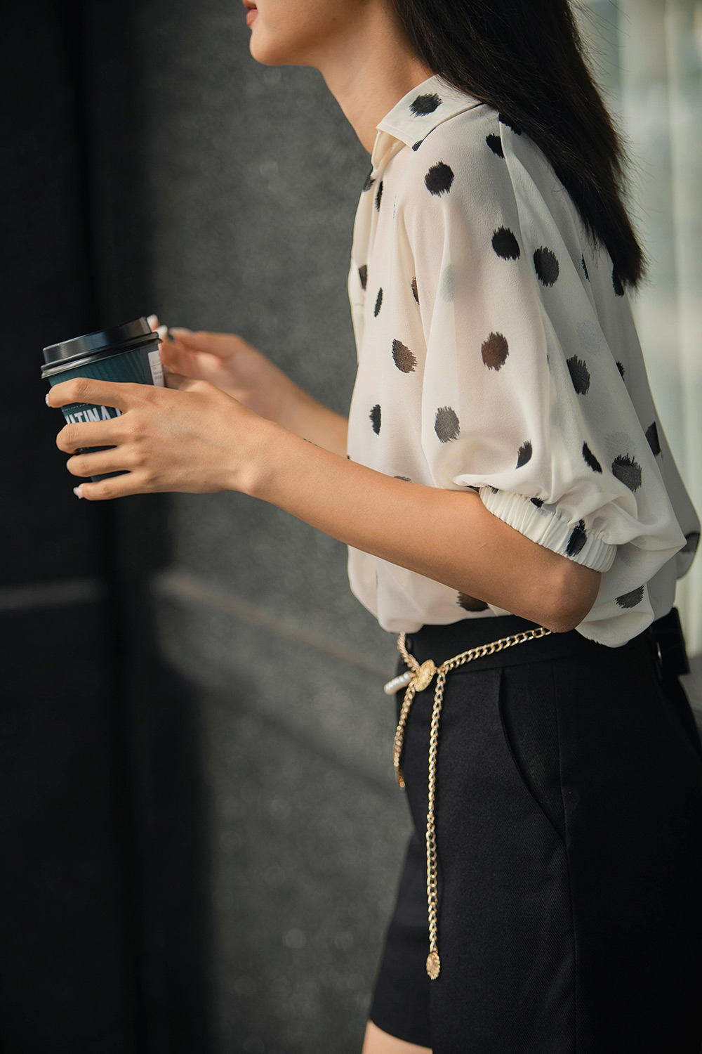 Áo sơ mi trắng chấm bi đen