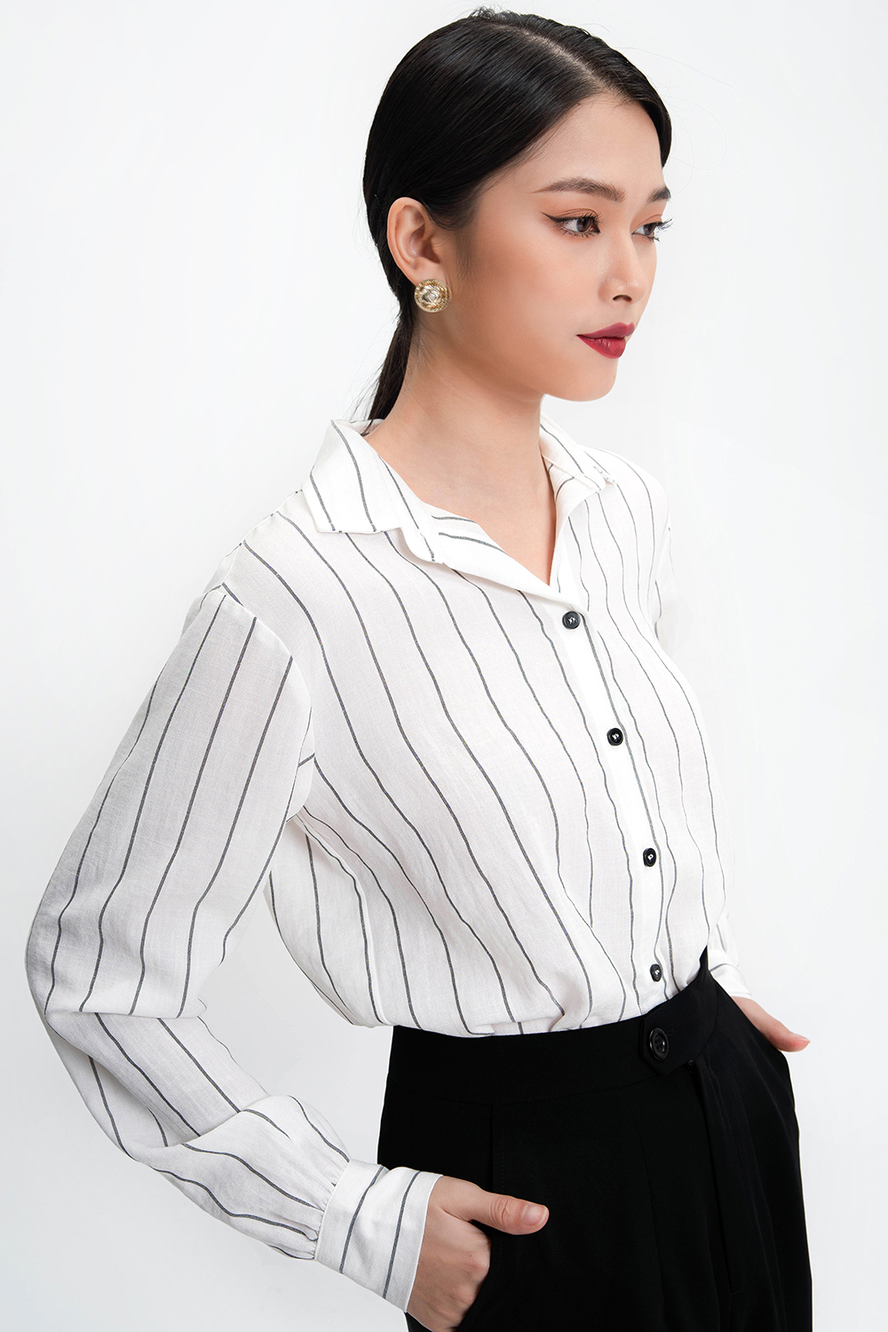 Áo sơ mi trắng kẻ sọc đen 