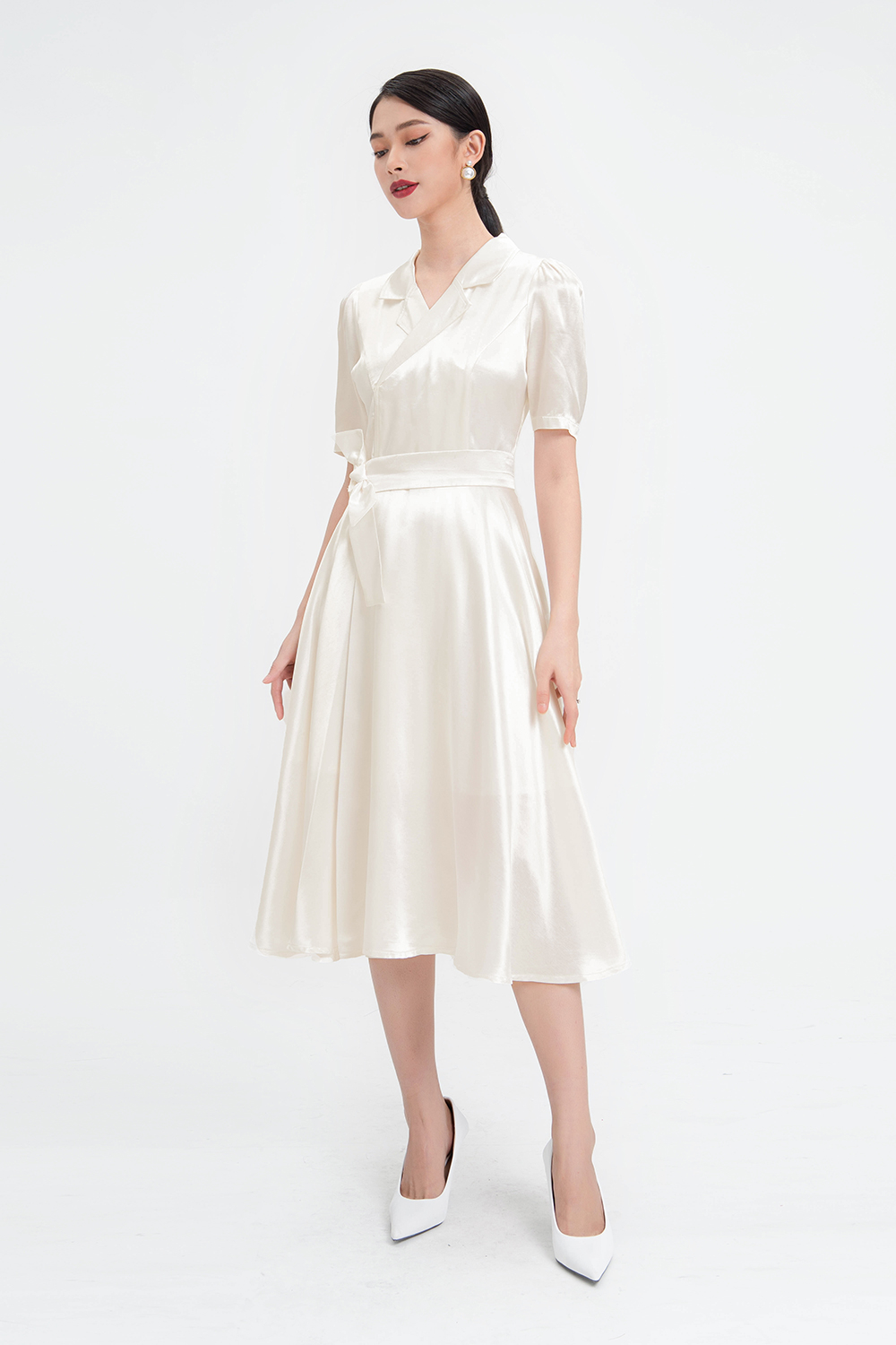 Đầm trắng dáng xòe kèm dây nơ eo