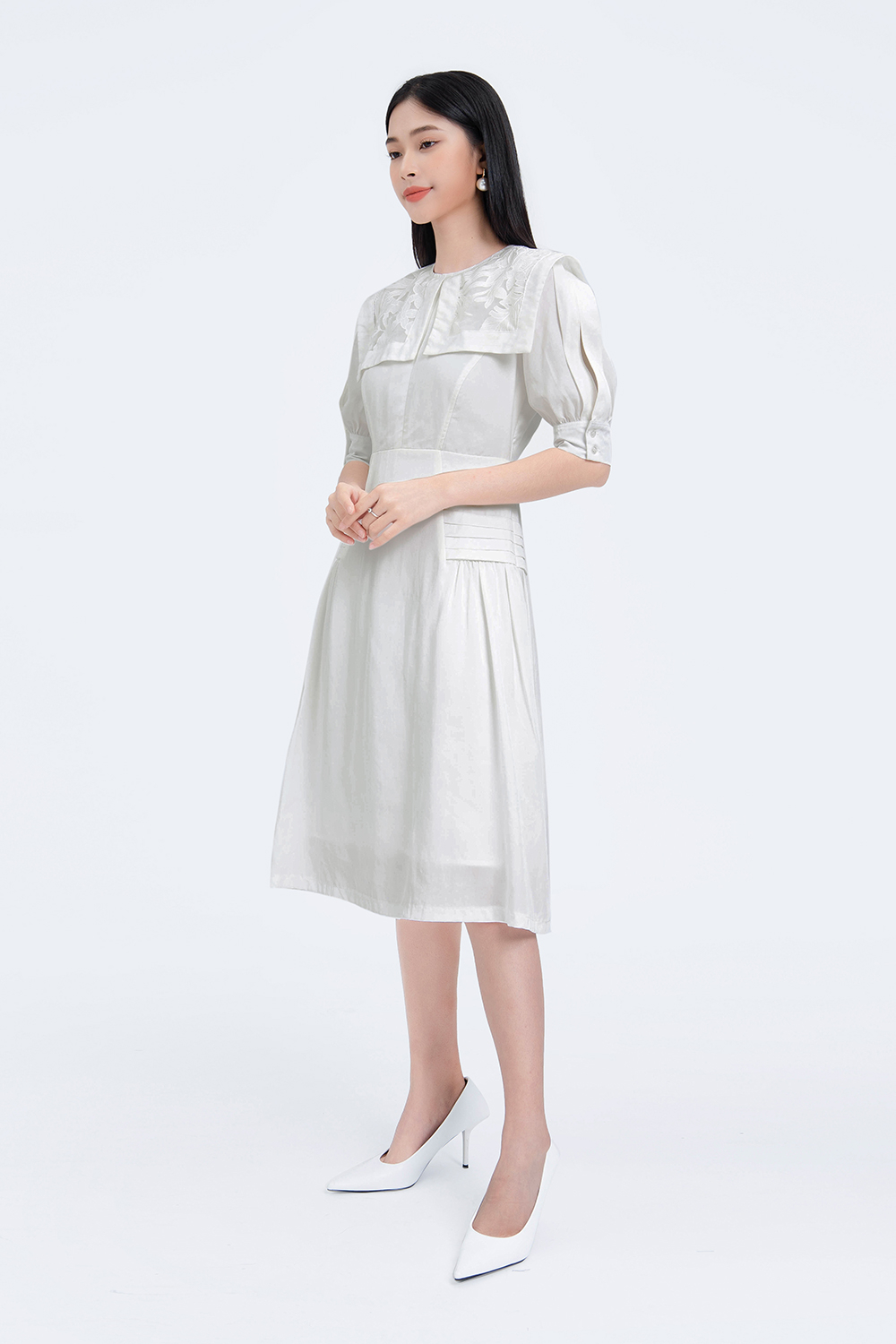 Đầm trắng dáng xòe cổ sen rộng 