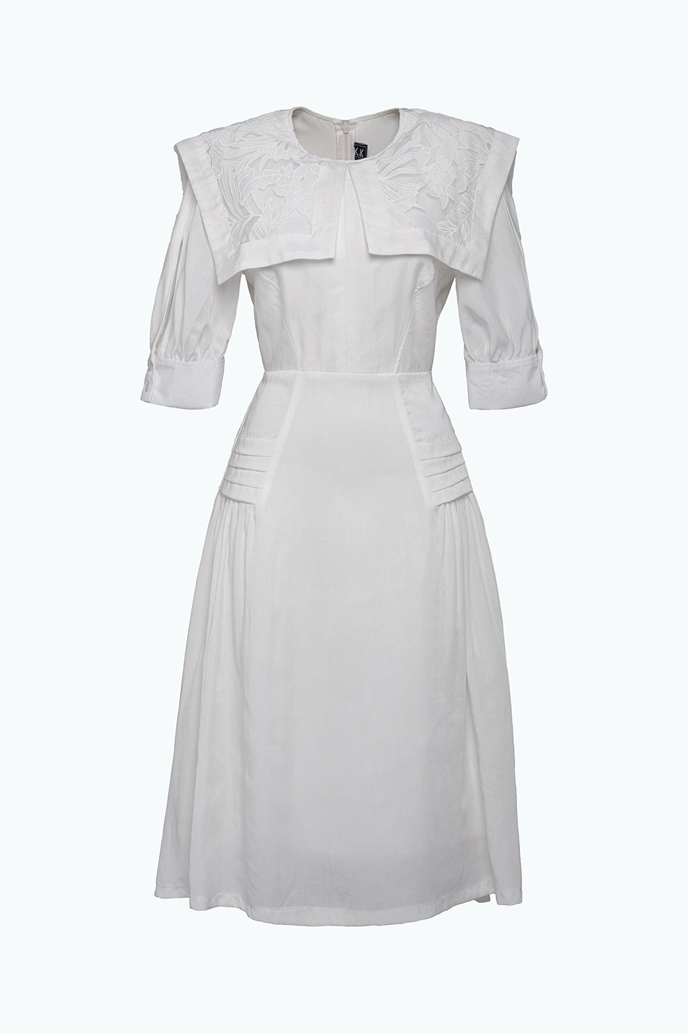 Đầm trắng dáng xòe cổ sen rộng 