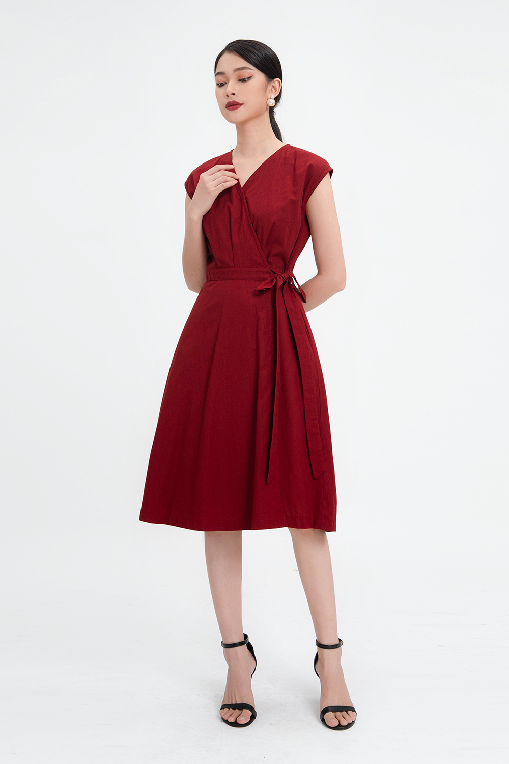 Đầm xòe màu đỏ cổ tim phối nơ eo 