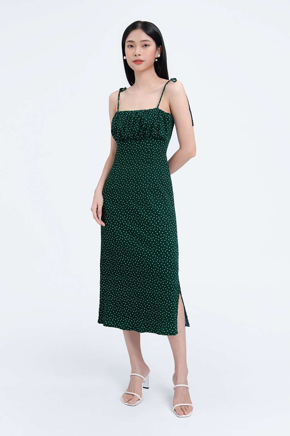 Đầm chấm bi hai dây nhún ngực xẻ tà 