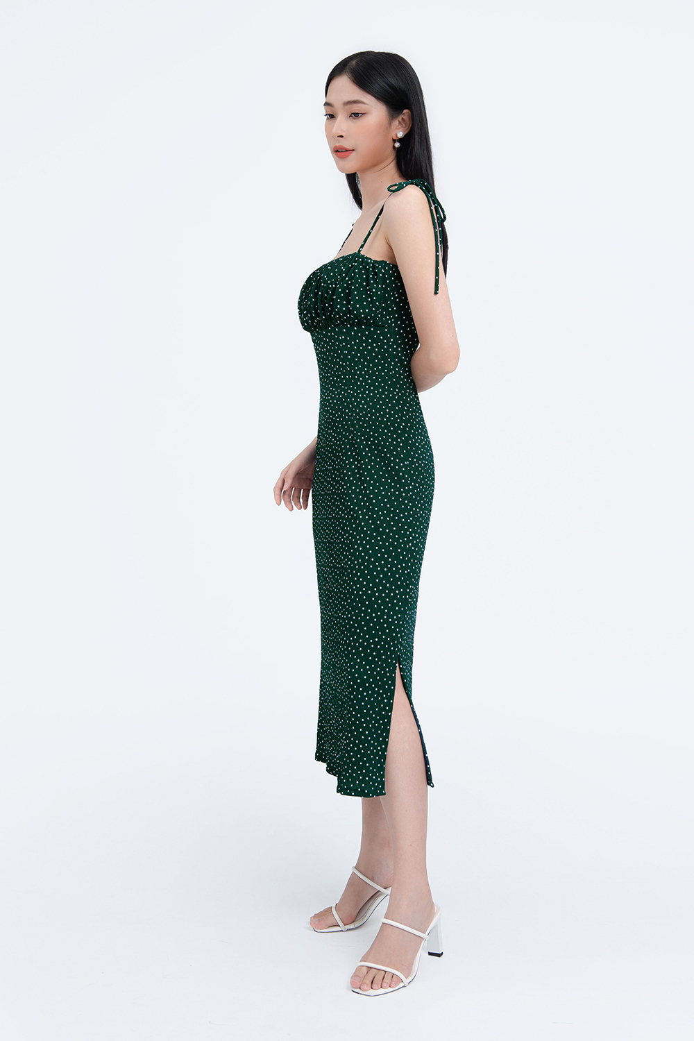 Đầm chấm bi hai dây nhún ngực xẻ tà 