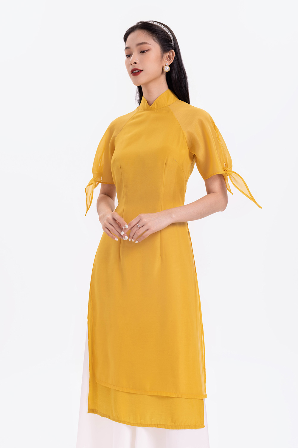 Áo dài vàng cách tân tay phối nơ 