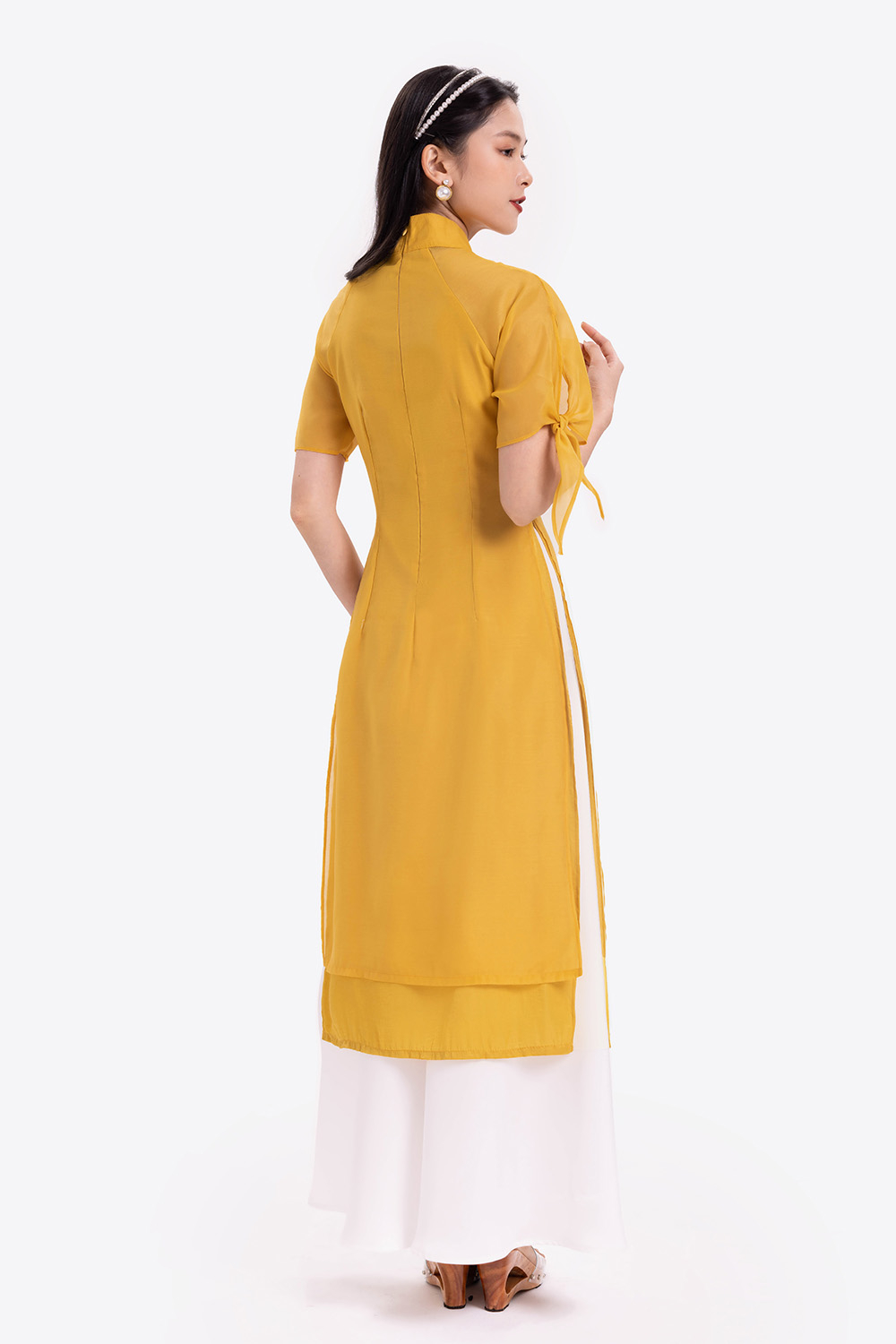 Áo dài vàng cách tân tay phối nơ 