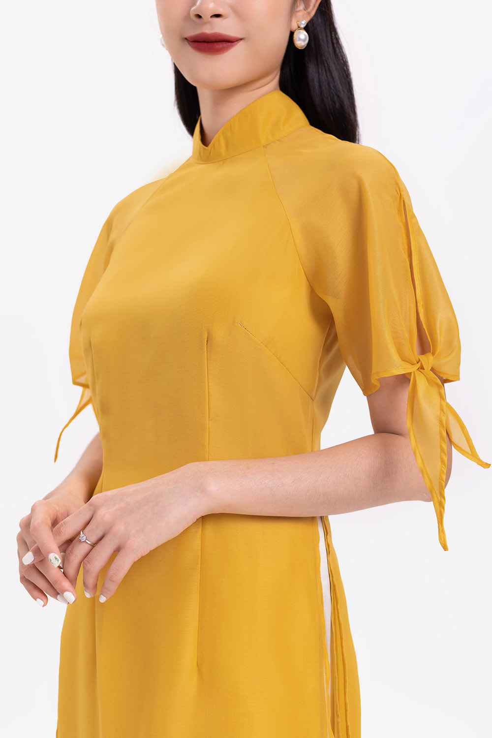 Áo dài vàng cách tân tay phối nơ 