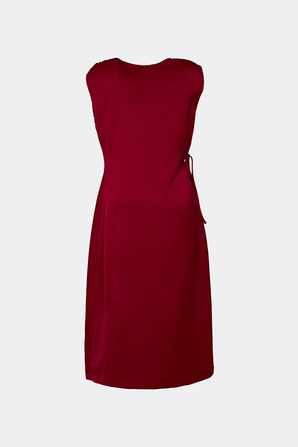 Đầm đỏ suông sát nách nhấn eo 