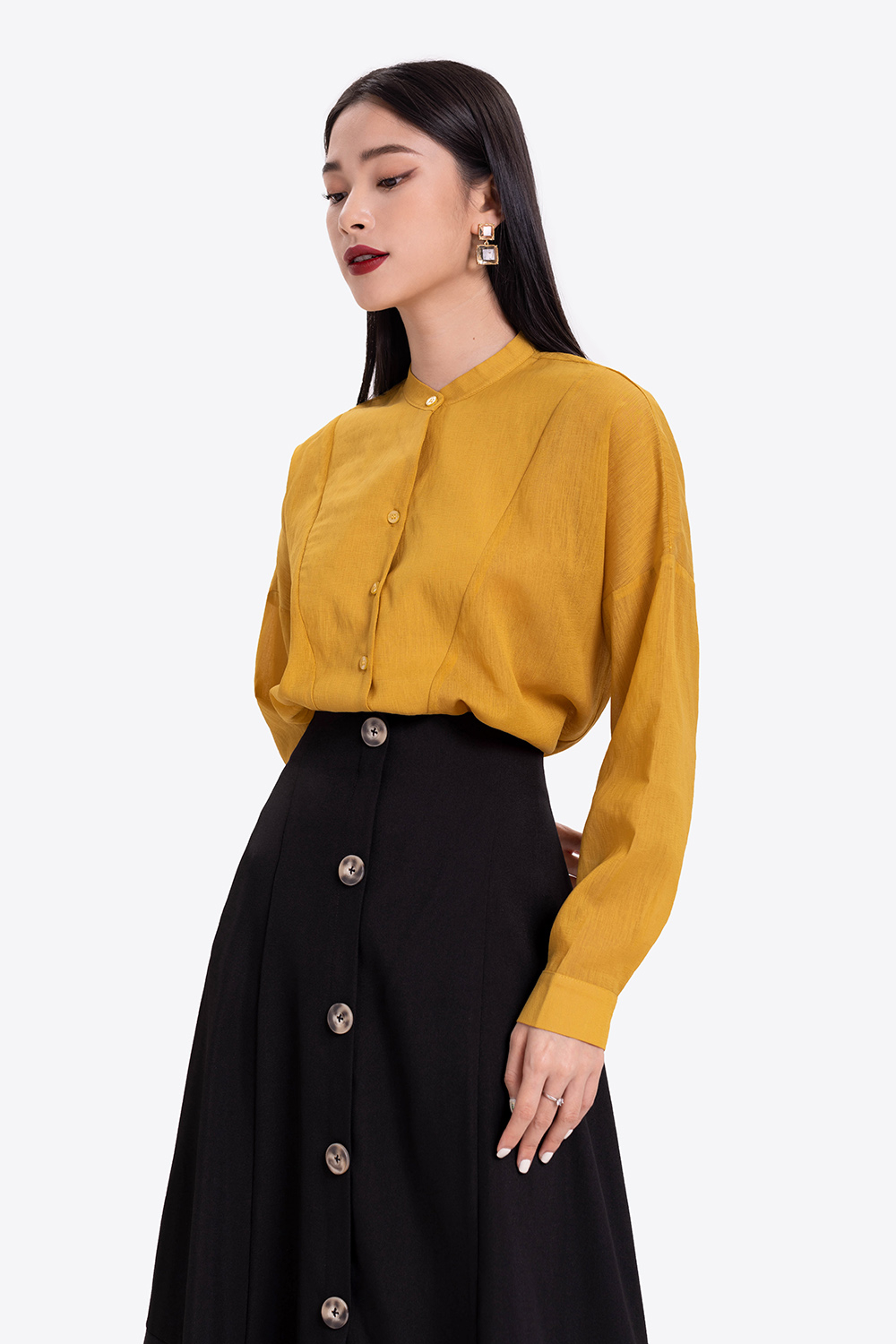 Chân váy midi đen dáng xòe phối nút 