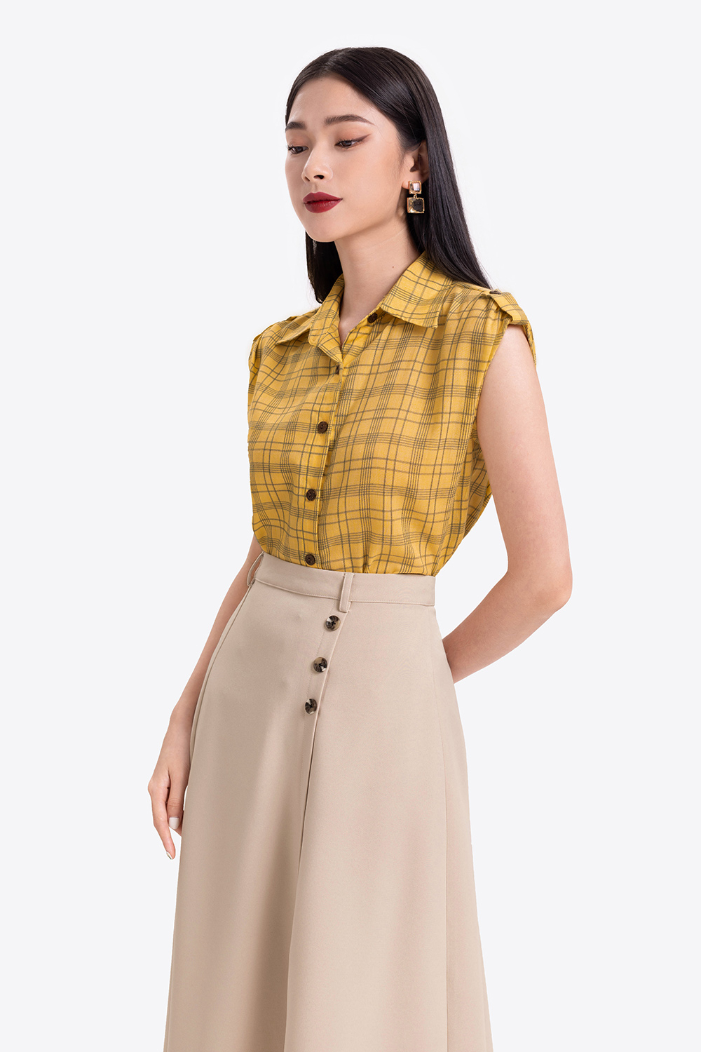 Chân váy midi xòe phối nút 