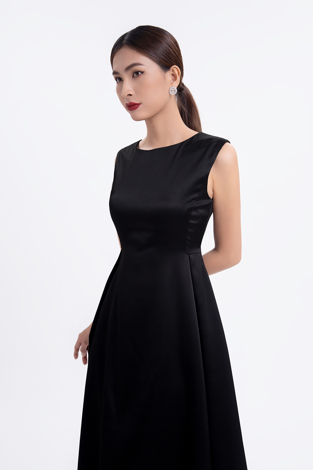 Đầm midi dáng xòe màu đen 