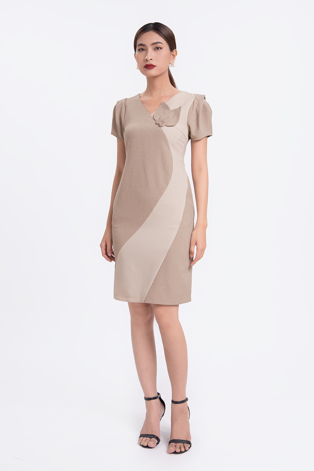 Đầm ôm công sở phối màu cổ V 