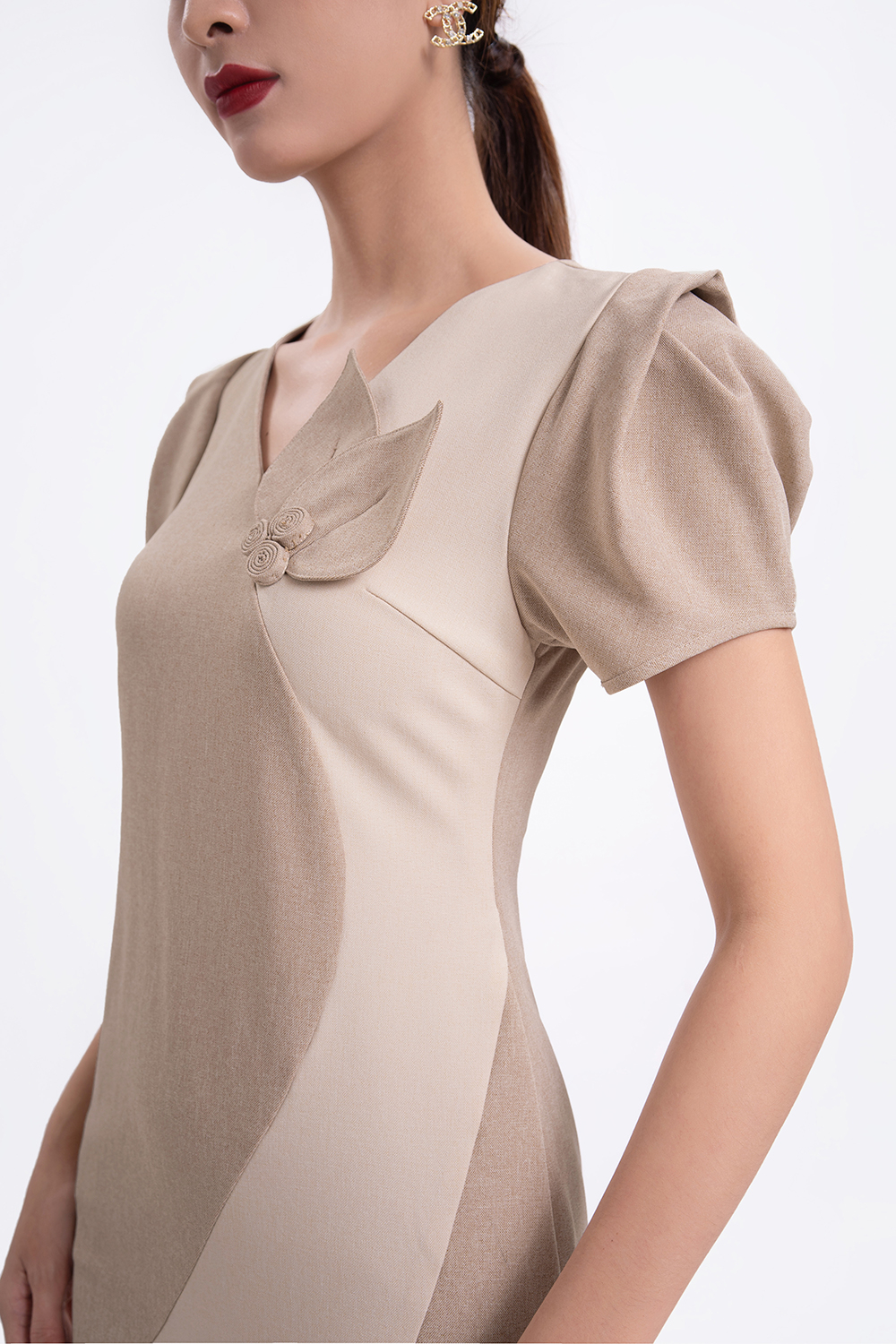 Đầm ôm công sở phối màu cổ V 