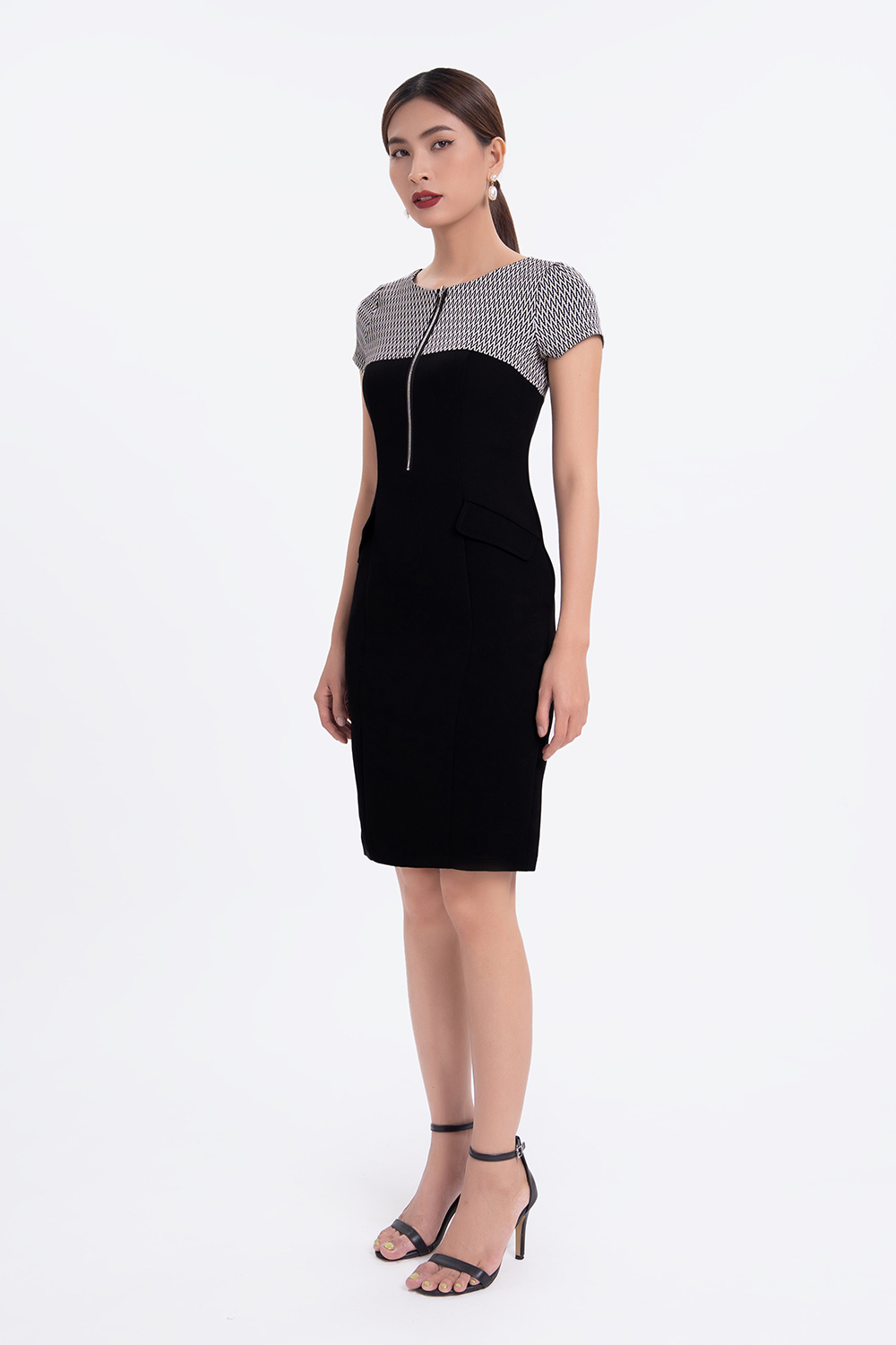 Đầm đen phối họa tiết dáng chữ A 