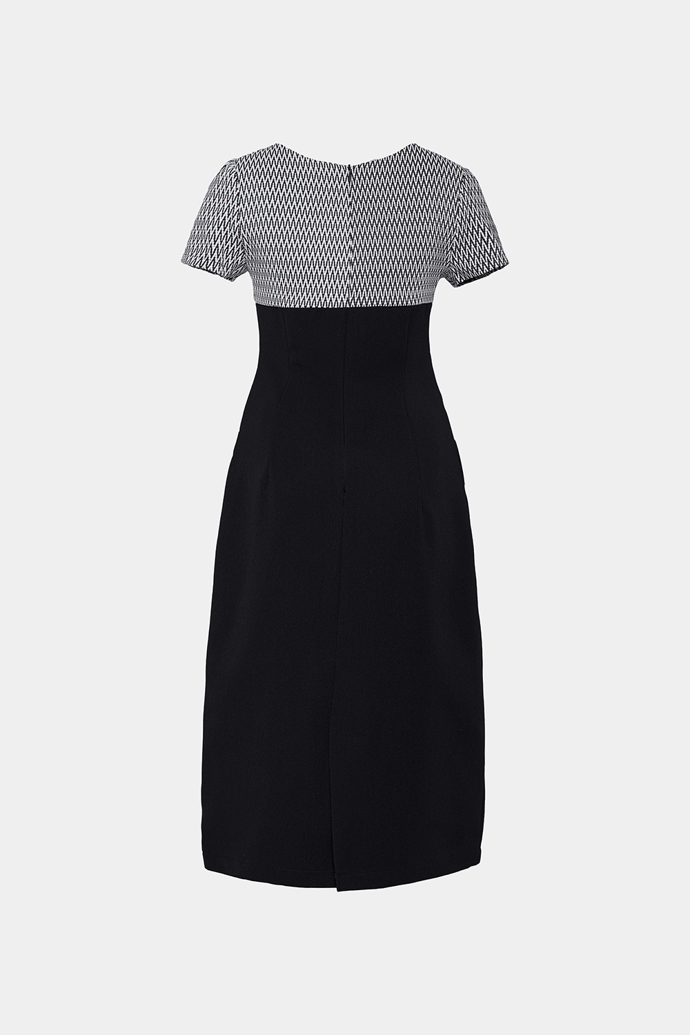 Đầm đen phối họa tiết dáng chữ A 