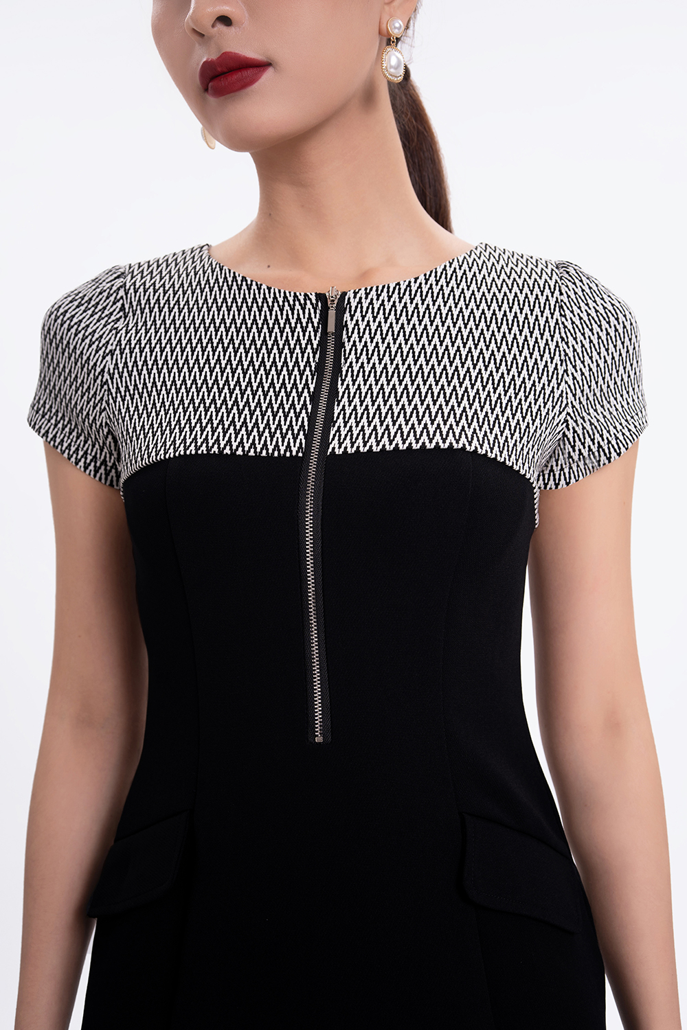 Đầm đen phối họa tiết dáng chữ A 