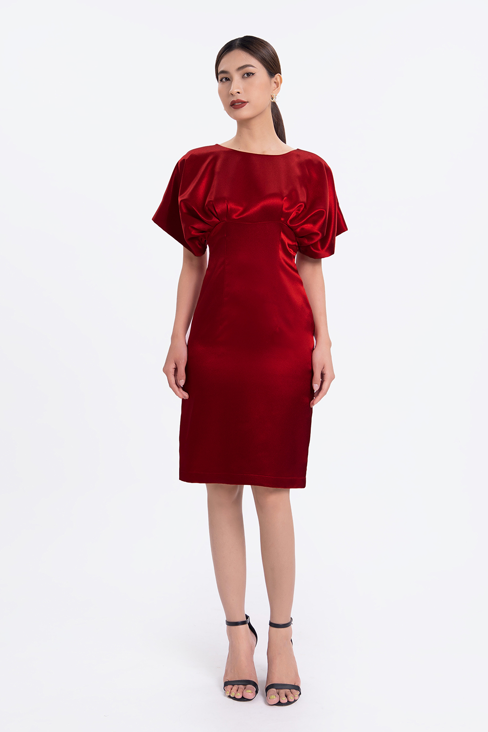 Đầm đỏ dự tiệc tay cánh dơi 