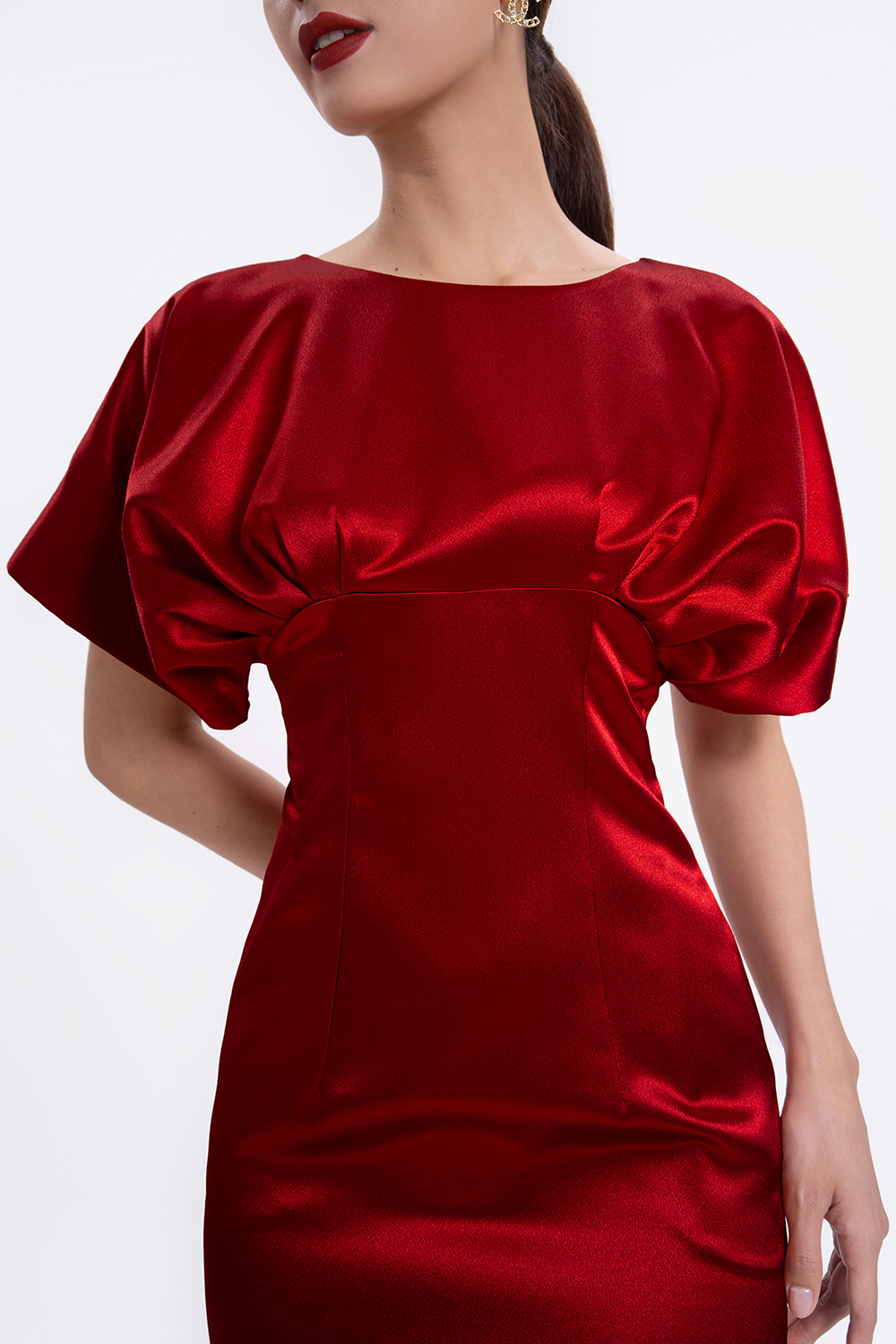 Đầm đỏ dự tiệc tay cánh dơi 