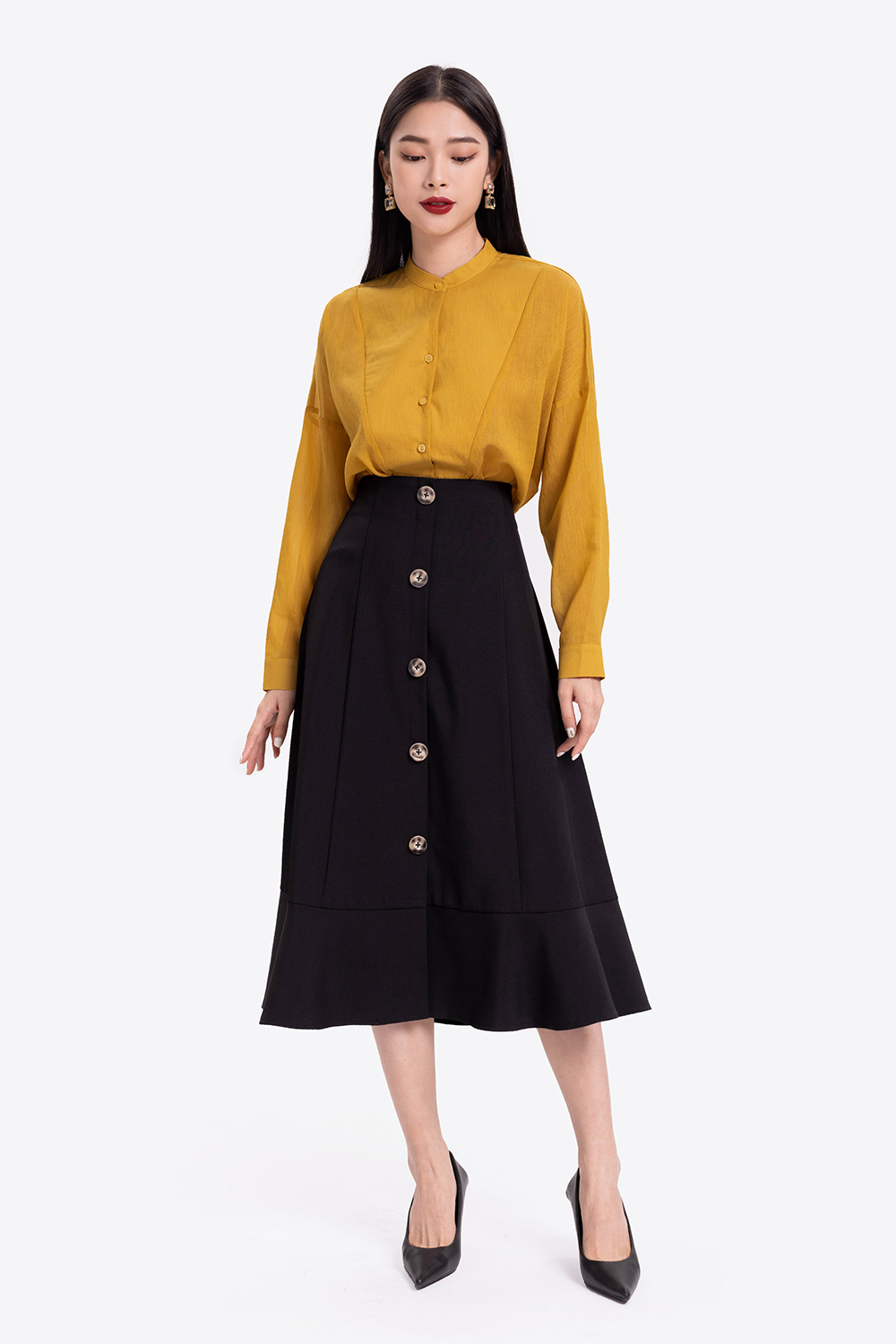 Chân váy midi đen dáng xòe phối nút 