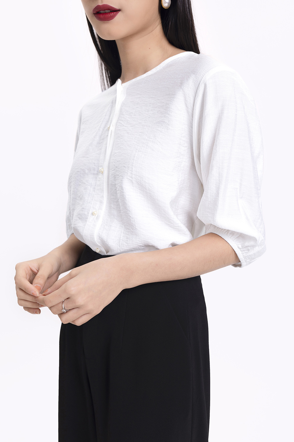 Áo sơ mi trắng cổ tròn tay lỡ 