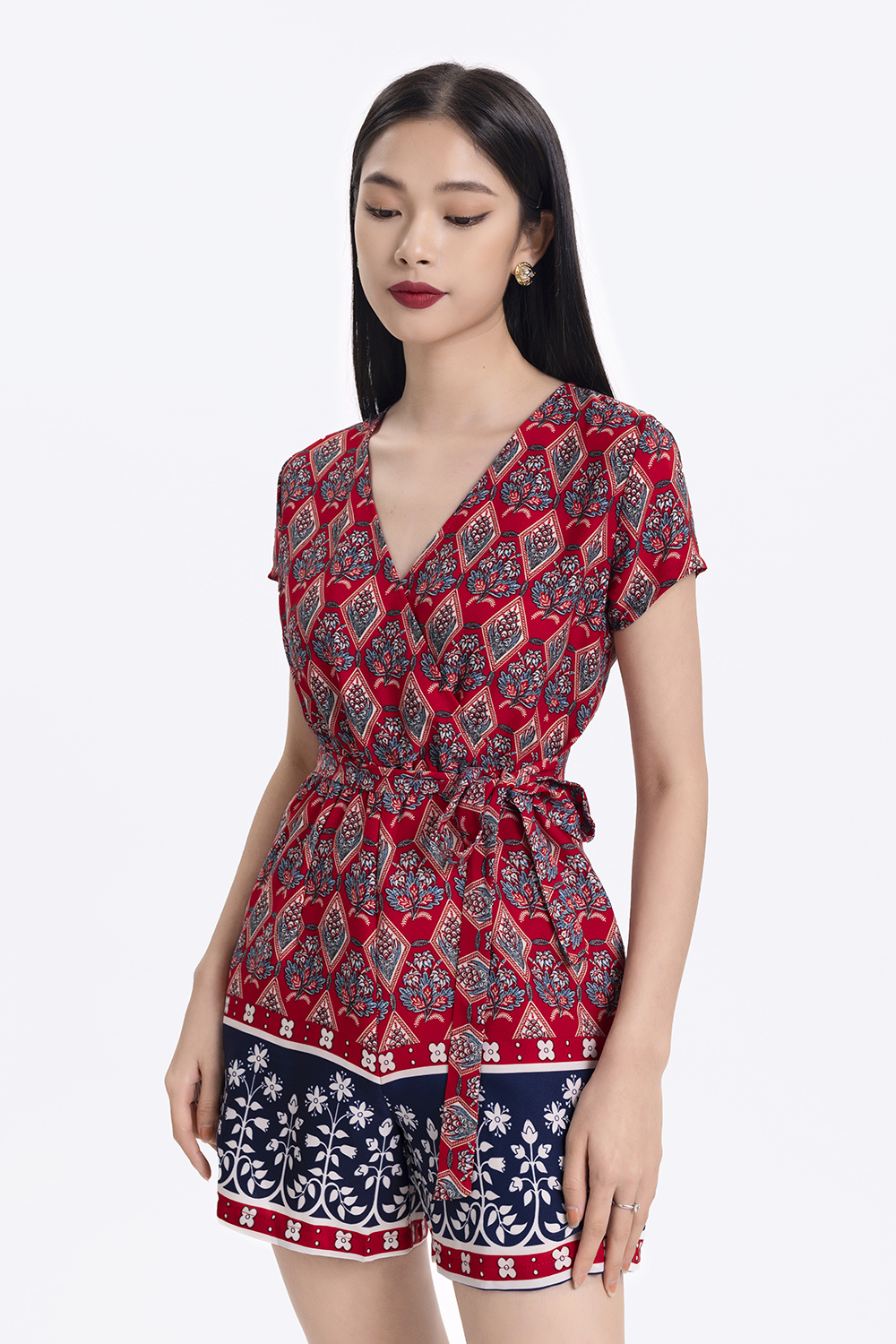 Jumpsuit ngắn cổ V thắt nơ eo 