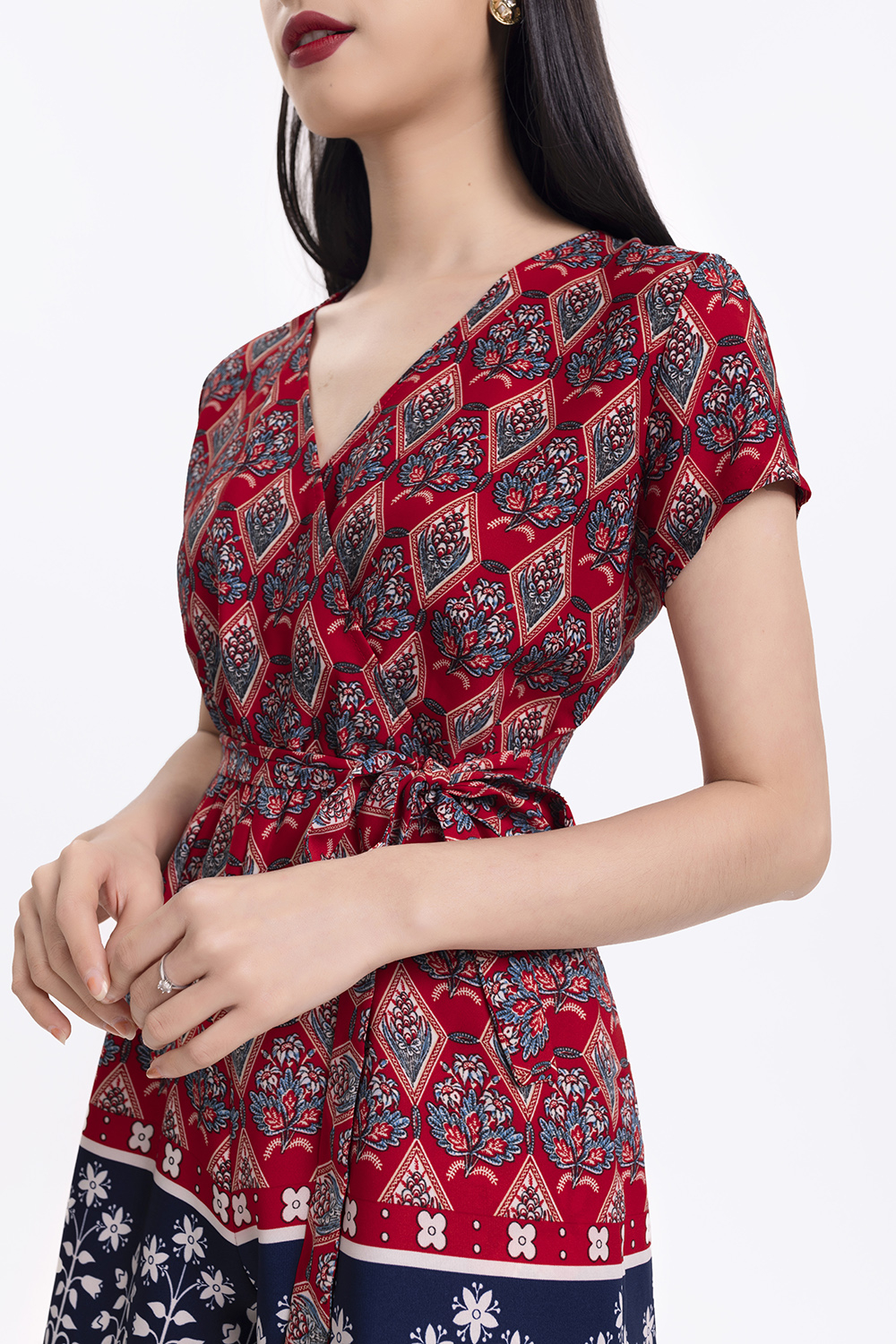 Jumpsuit ngắn cổ V thắt nơ eo 