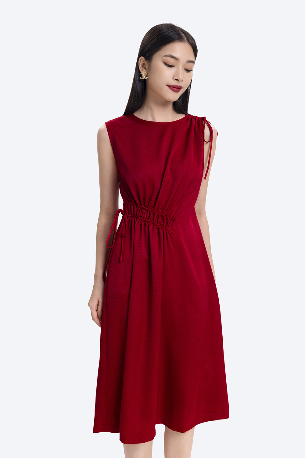 Đầm đỏ suông sát nách nhấn eo 