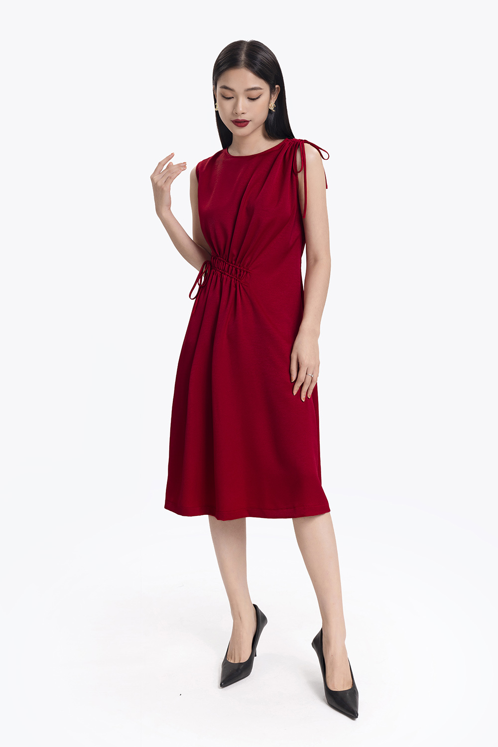 Đầm đỏ suông sát nách nhấn eo 