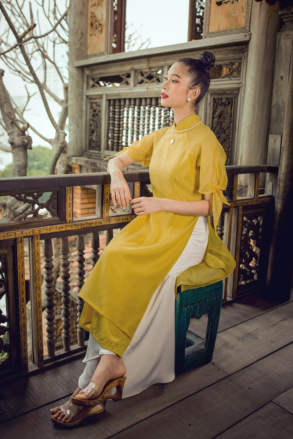 Áo dài vàng cách tân tay phối nơ 