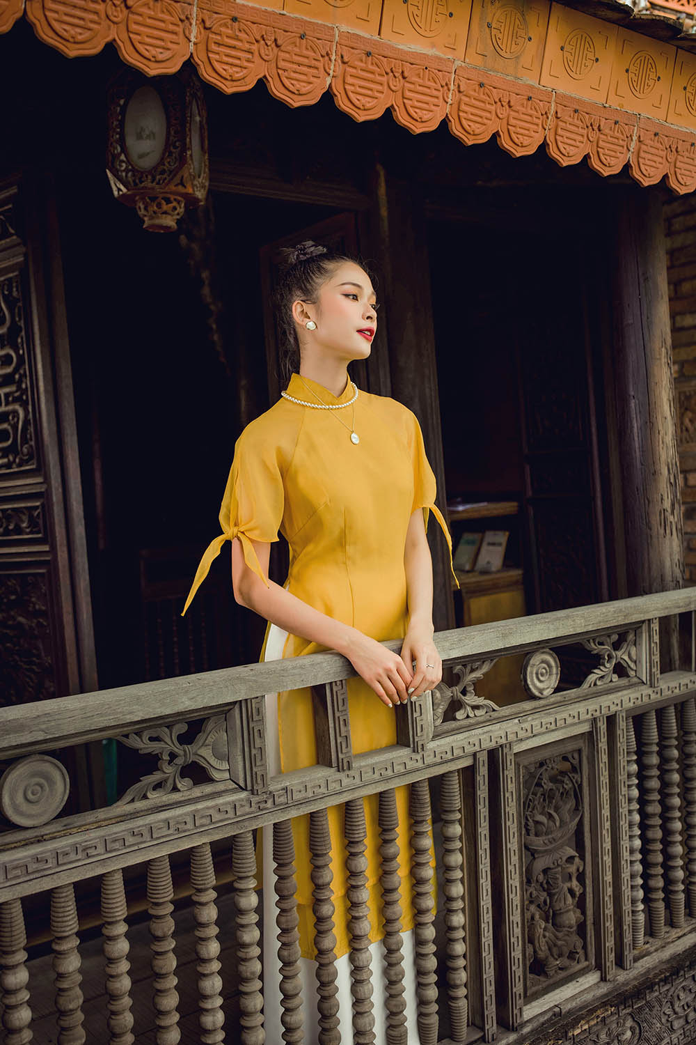 Áo dài vàng cách tân tay phối nơ 