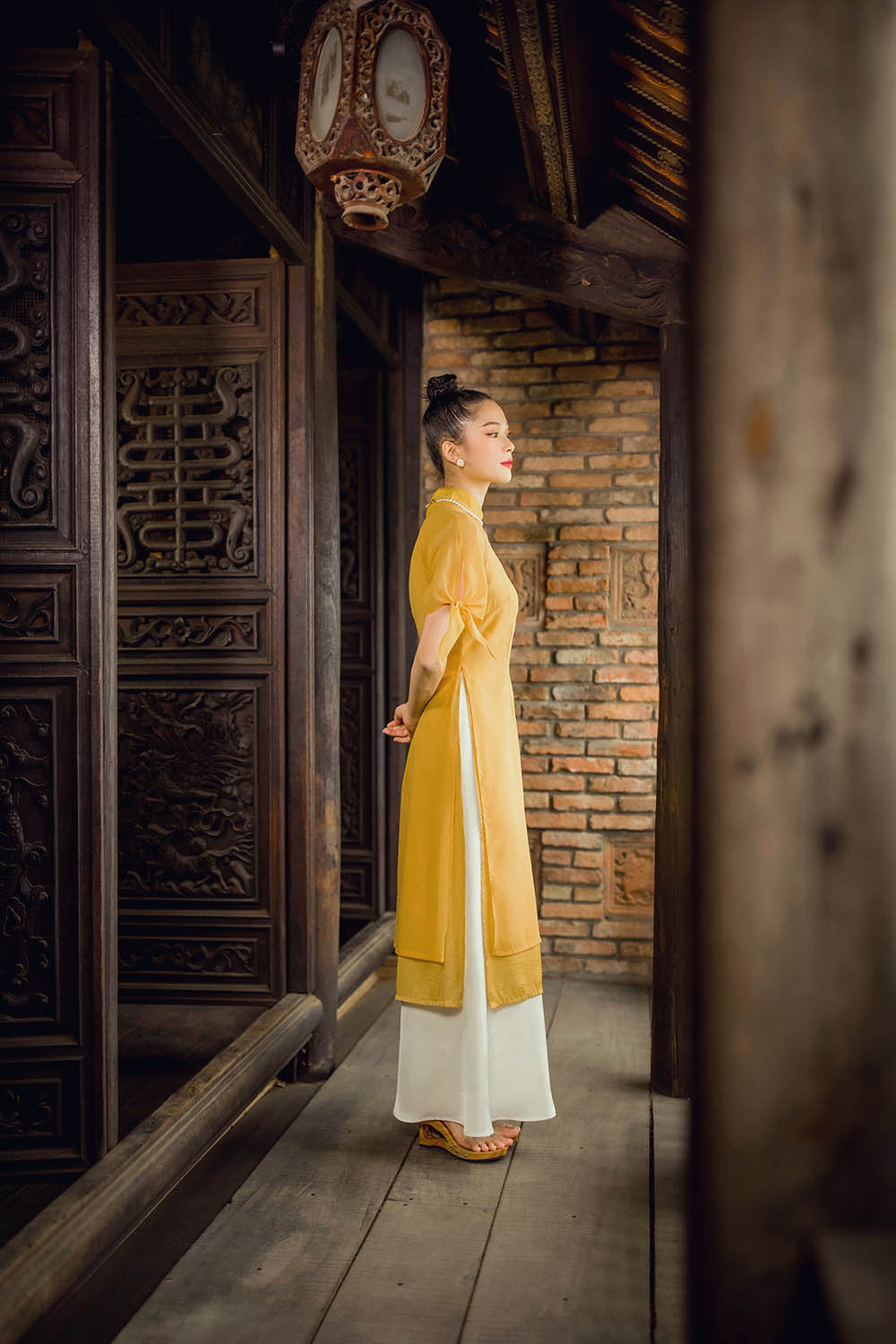 Áo dài vàng cách tân tay phối nơ 