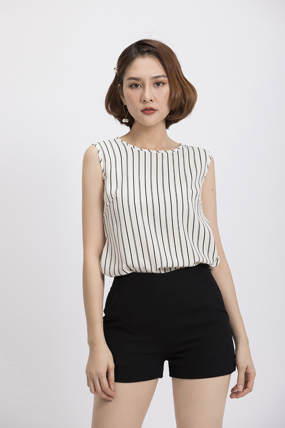 Quần short đen 2 túi 