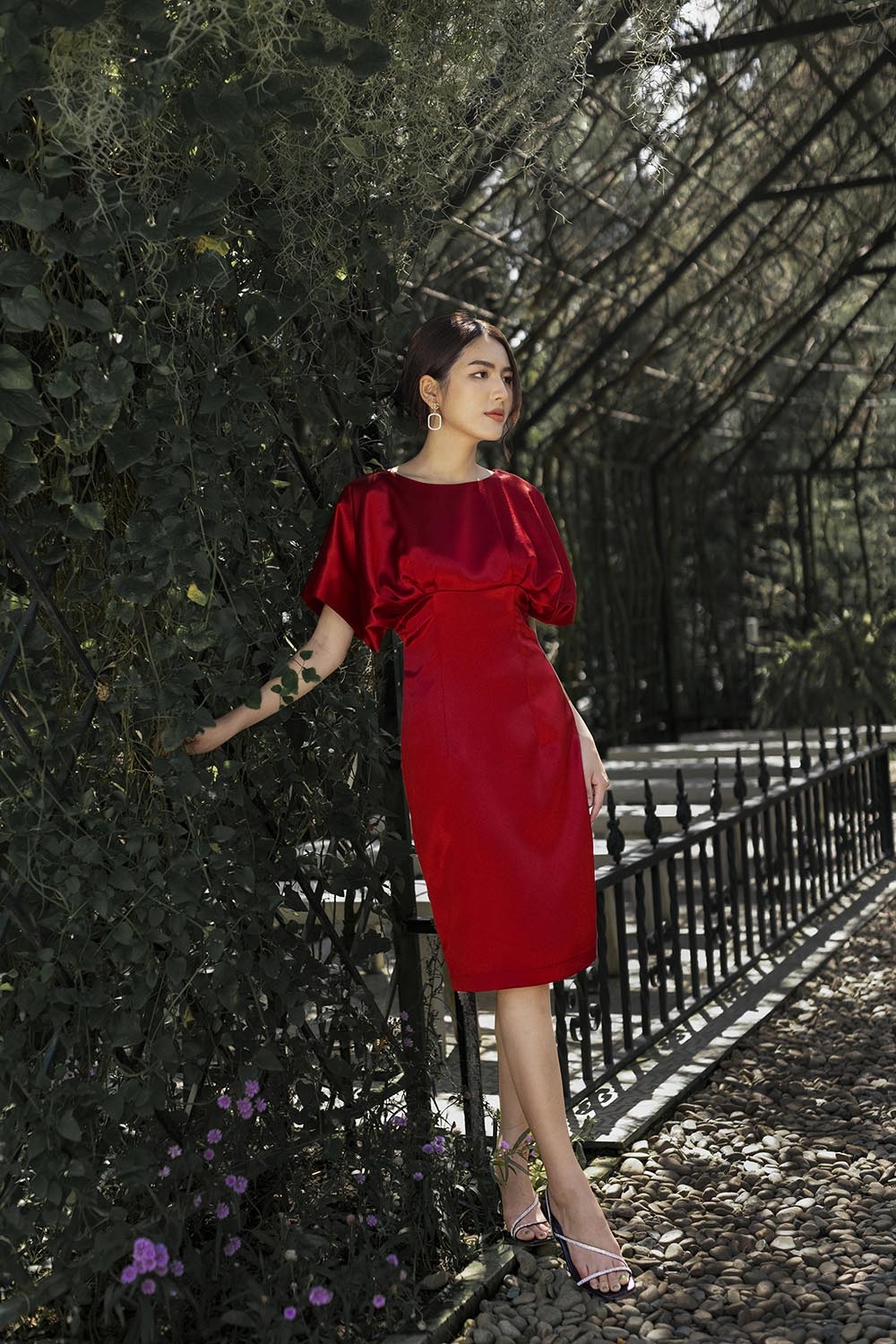 Đầm đỏ dự tiệc tay cánh dơi 