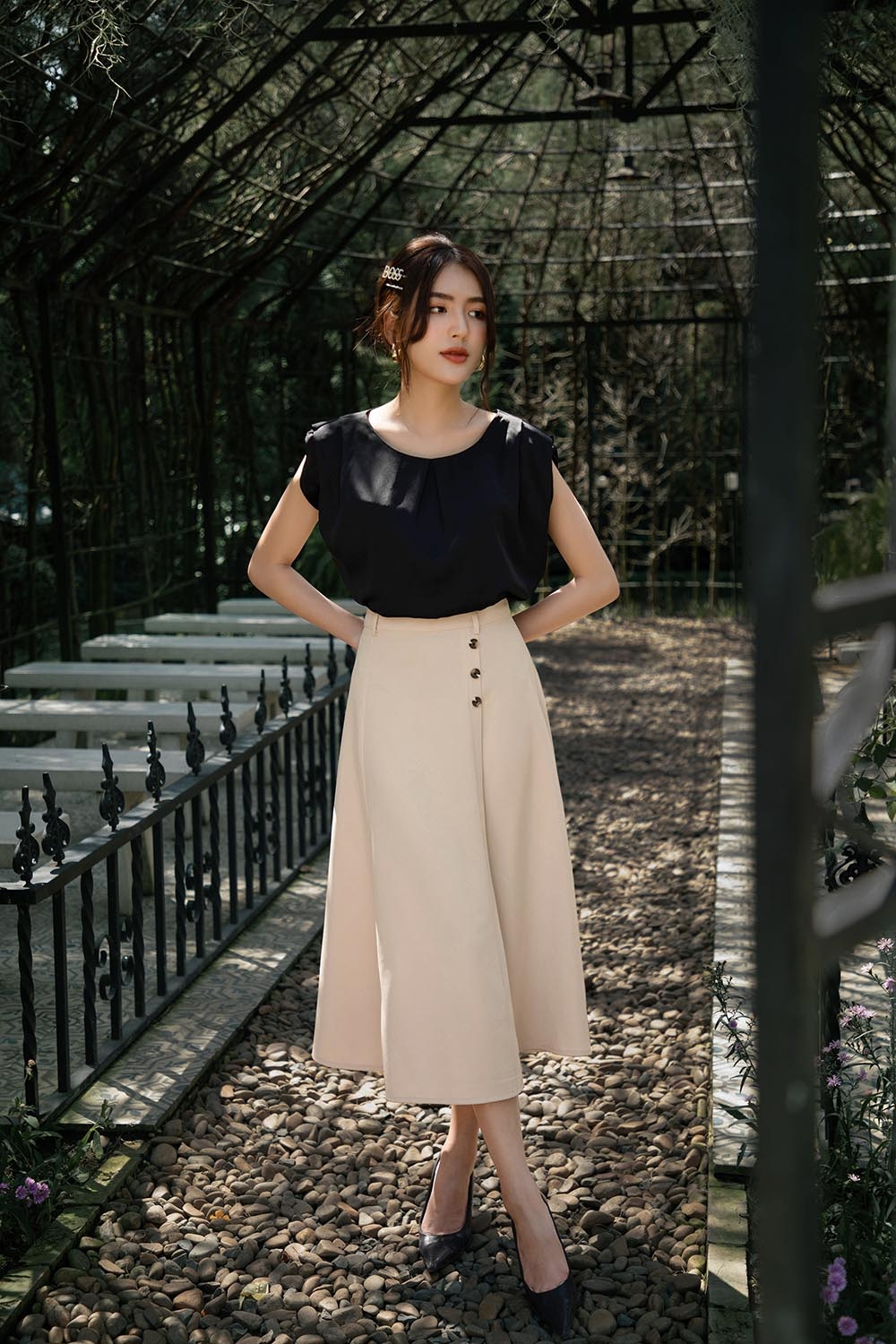 Chân váy midi xòe phối nút 