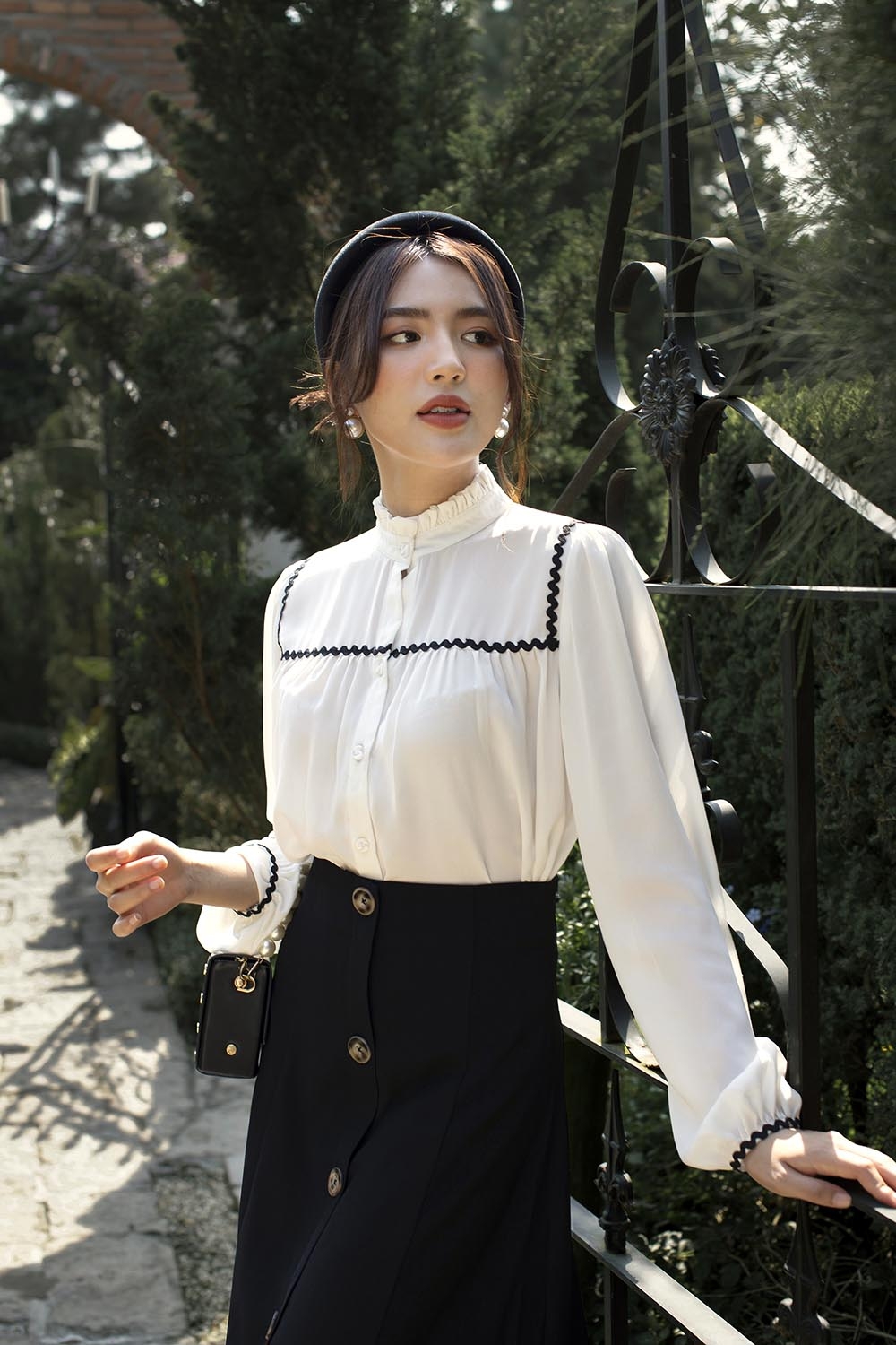 Áo sơ mi trắng viền đăng-ten 