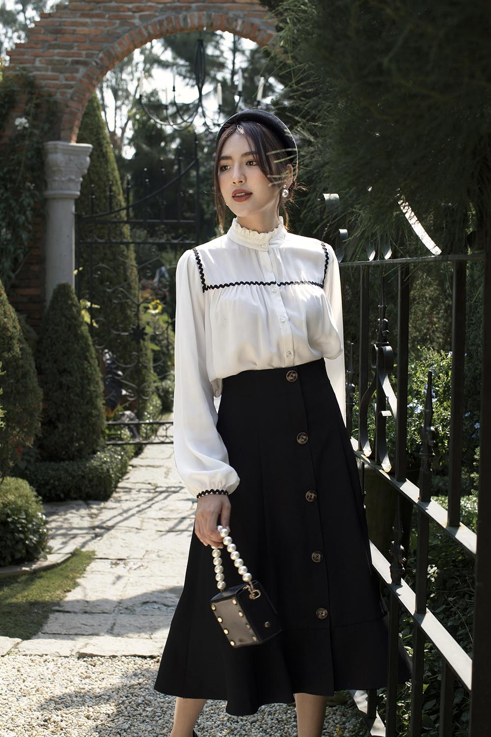 Chân váy midi đen dáng xòe phối nút 