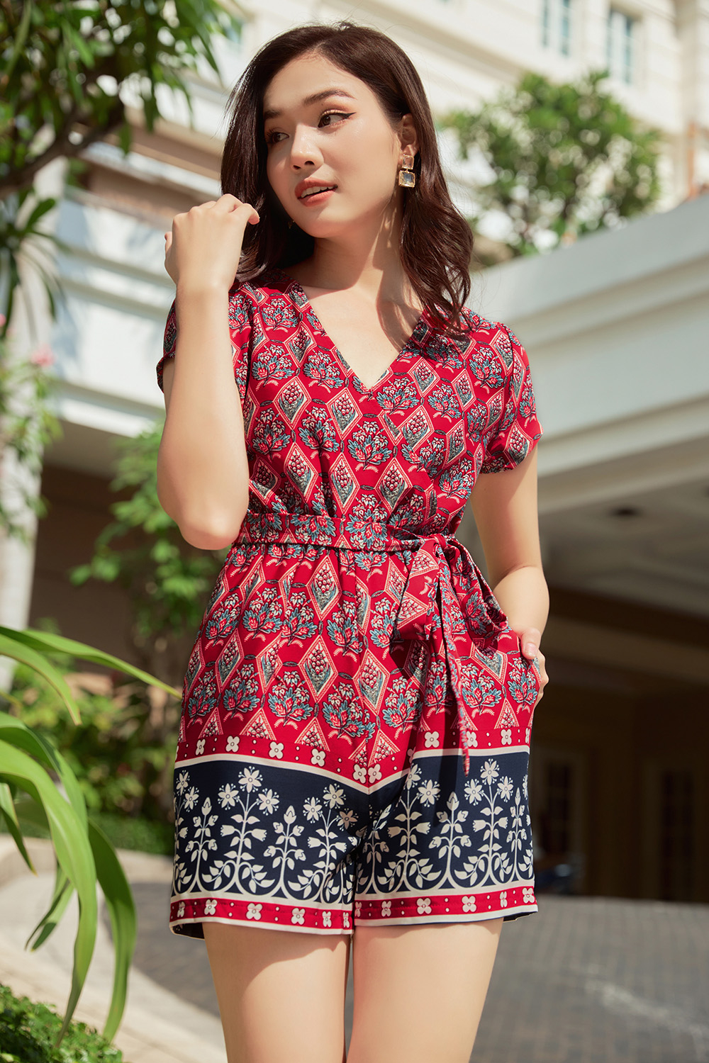 Jumpsuit ngắn cổ V thắt nơ eo 