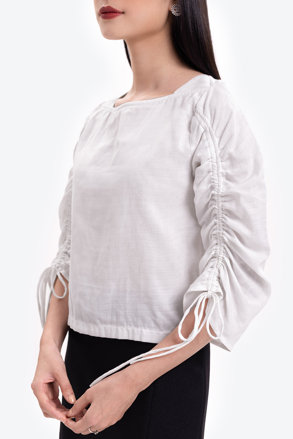Áo trắng kiểu rút dây 2 bên tay dài 