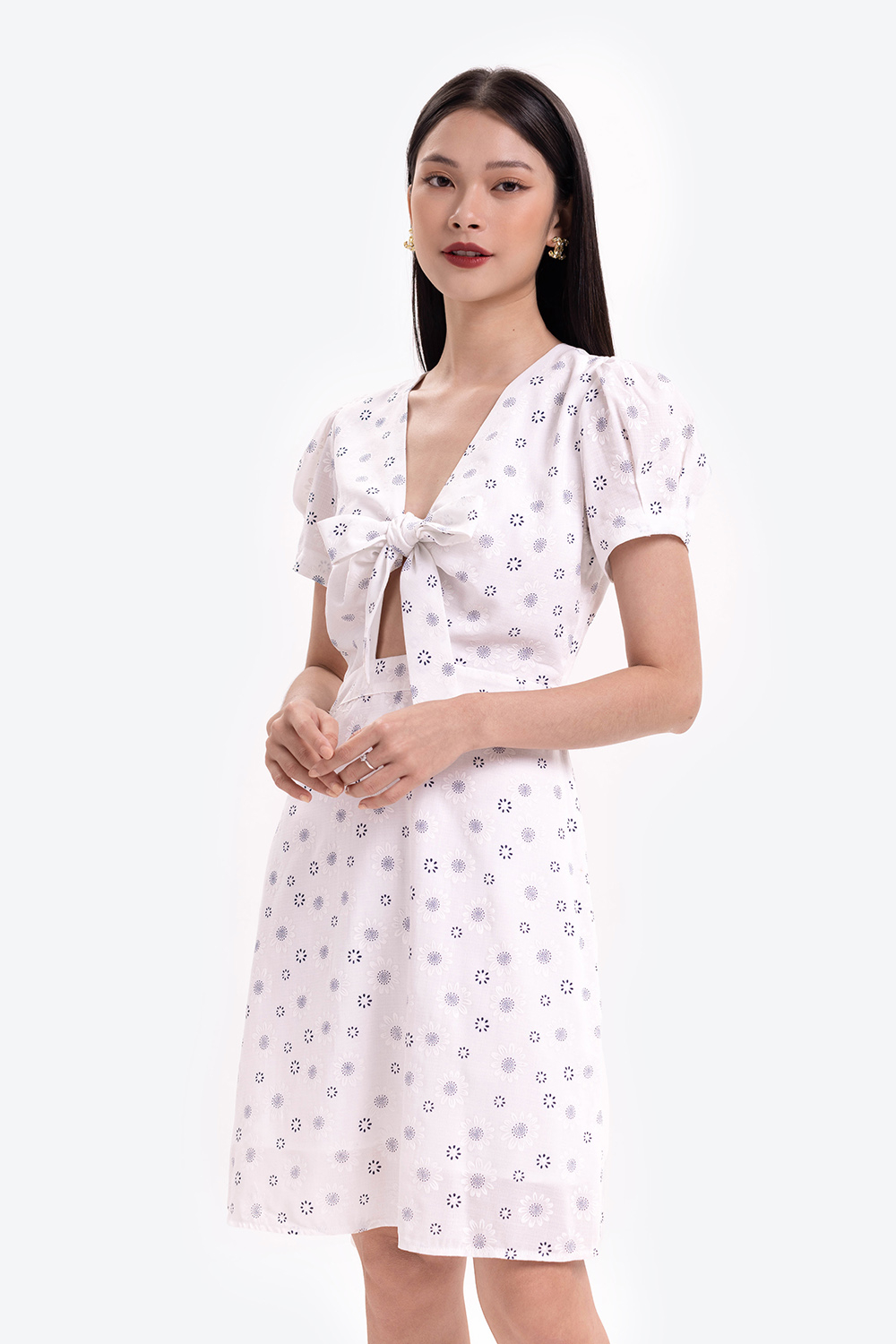 Đầm hoa cổ V phối nơ ngực